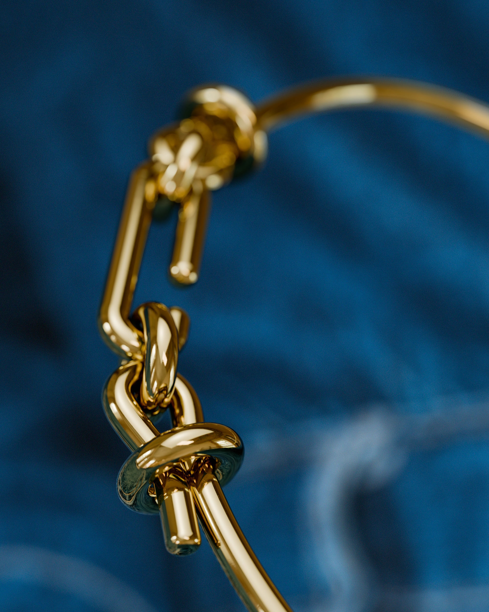 Detail of the handmade bracelet with gold band and gold clasp, from the BOND collection by OFFFHAND. Designed by Michael Rüscher.