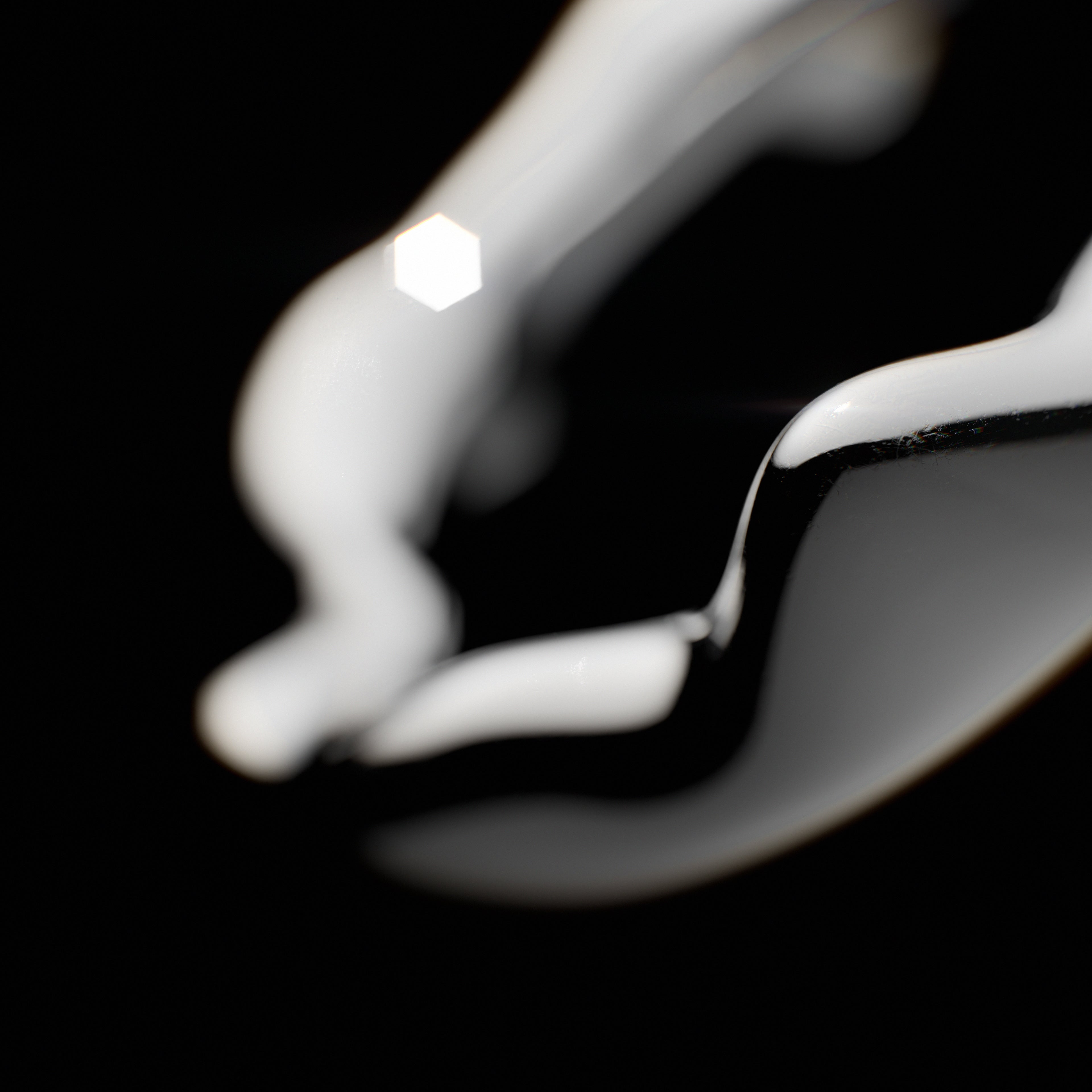 Detail view of the handmade platinum Melt ring from the GLOW collection by OFFFHAND. Designed by Michael Rüscher.