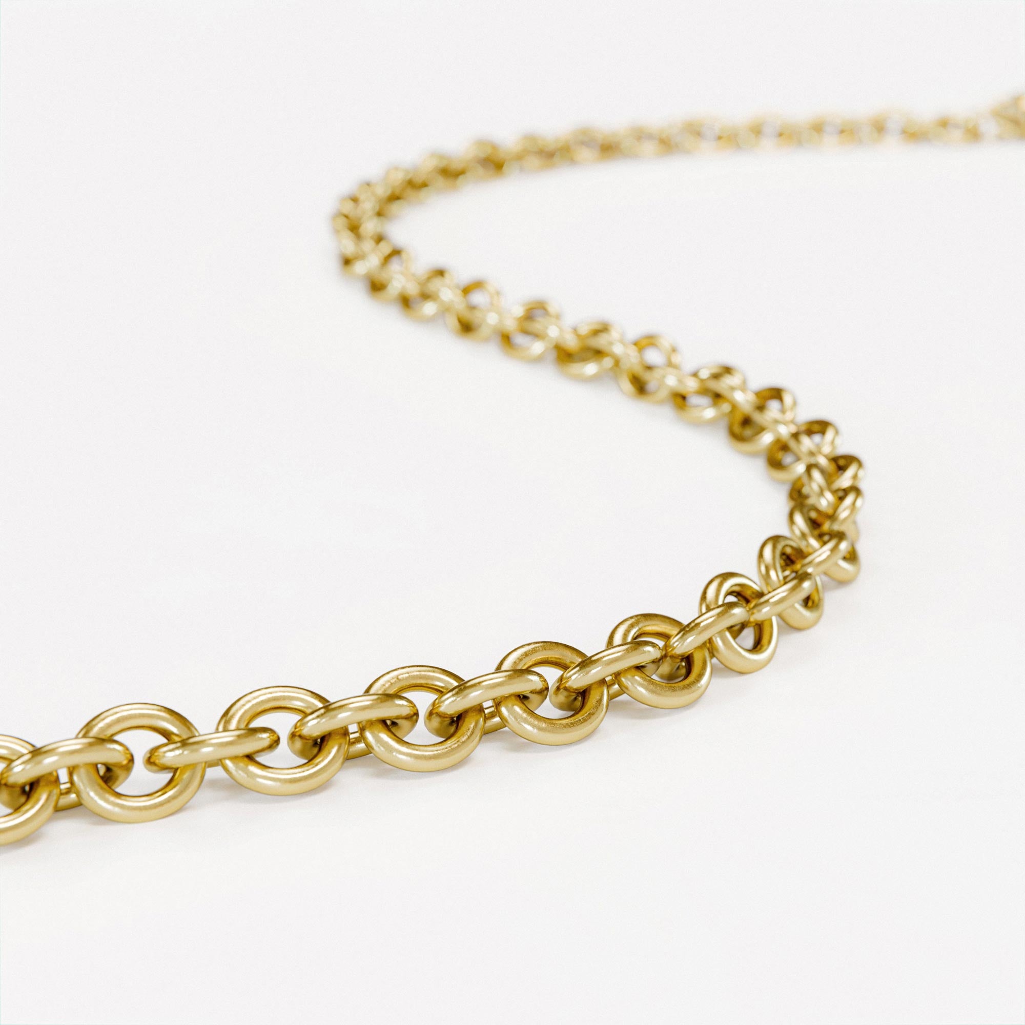 Detail view of the handmade gold oval chain from the LOST collection by OFFFHAND. Designed by Michael Rüscher.