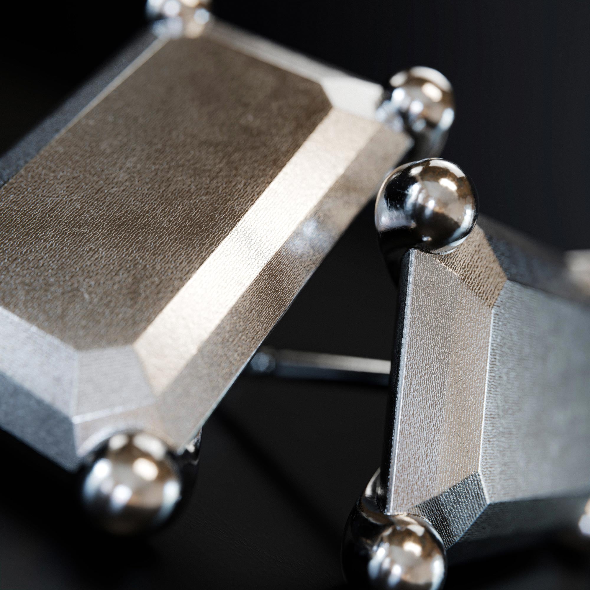 Detail view of the handmade large platinum emerald earring from the LOST collection by OFFFHAND. Designed by Michael Rüscher.