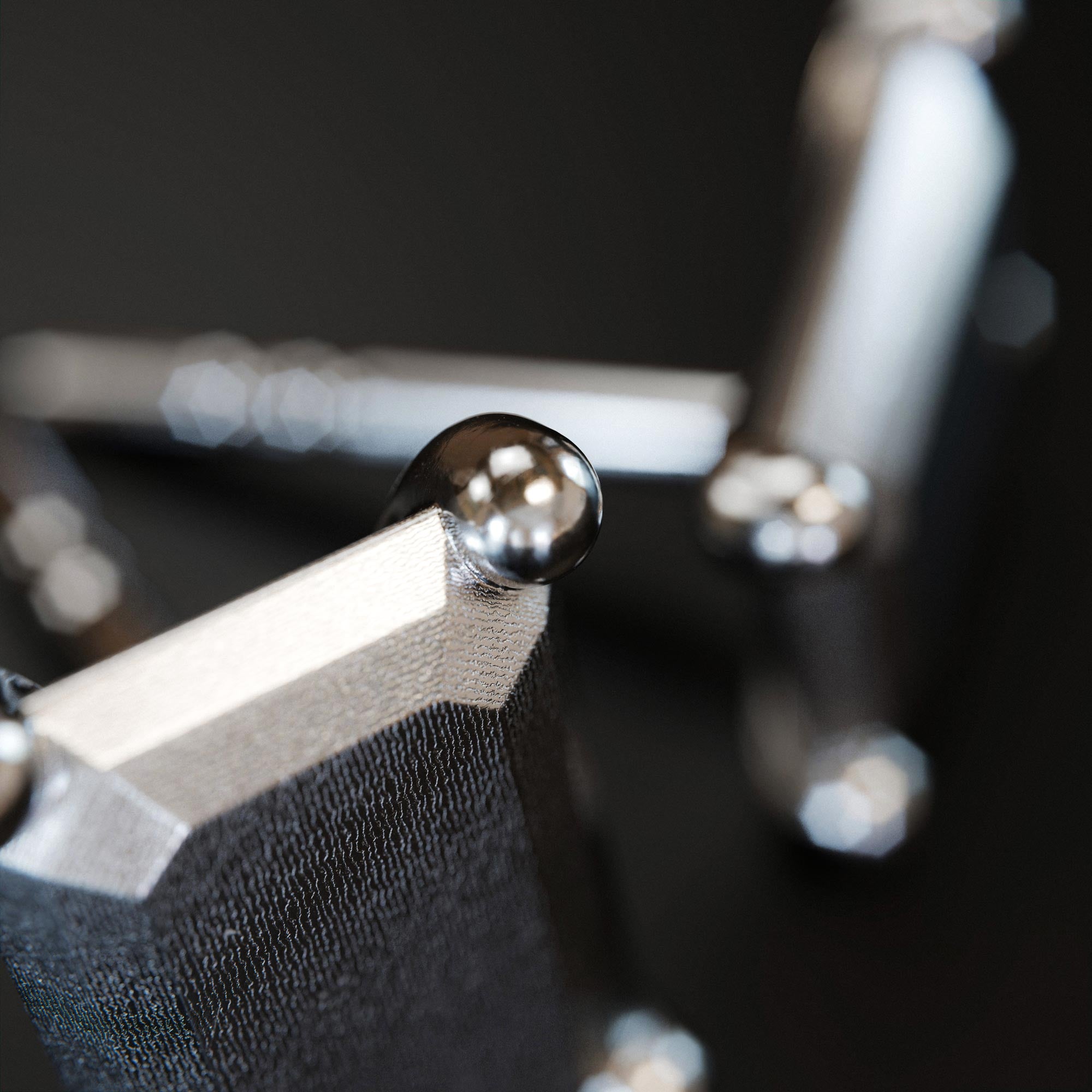 Detail view of the handmade small platinum emerald earring from the LOST collection by OFFFHAND. Designed by Michael Rüscher.