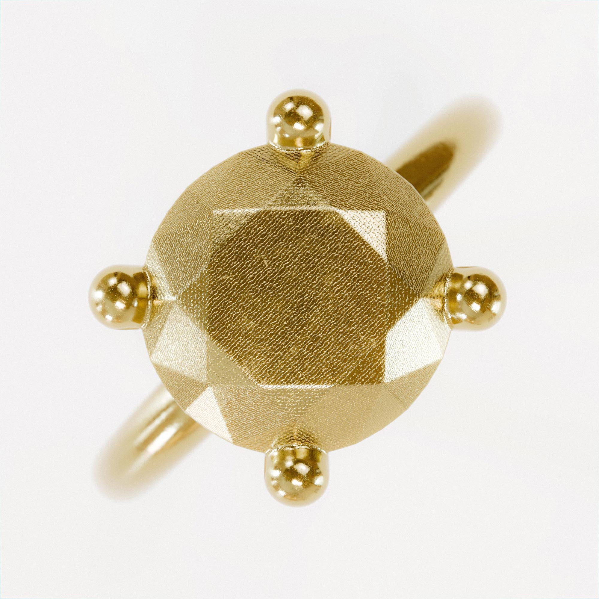 Detail view of the handmade large gold brilliant ring from the LOST collection by OFFFHAND. Designed by Michael Rüscher.