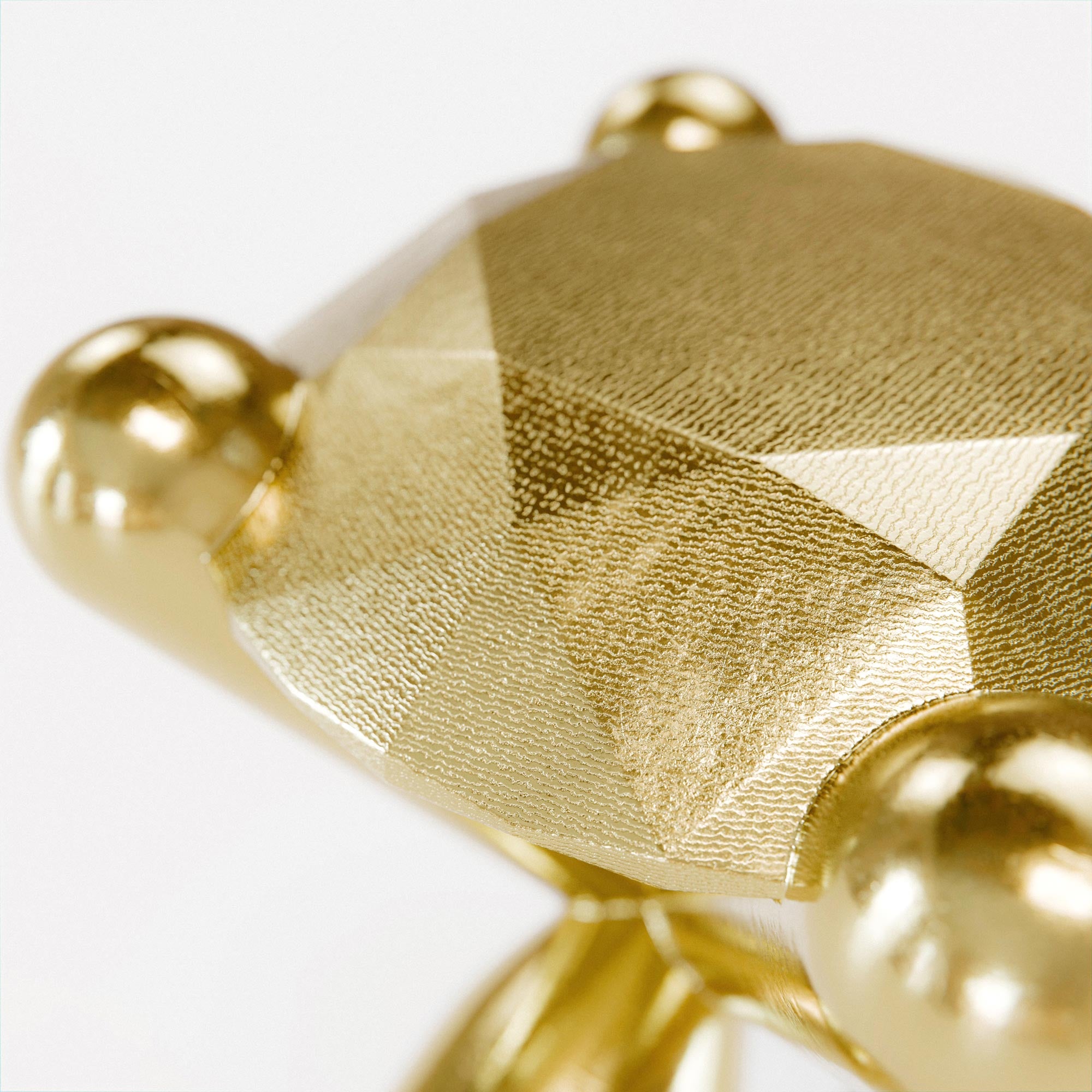 Detail view of the handmade small gold brilliant ring from the LOST collection by OFFFHAND. Designed by Michael Rüscher.