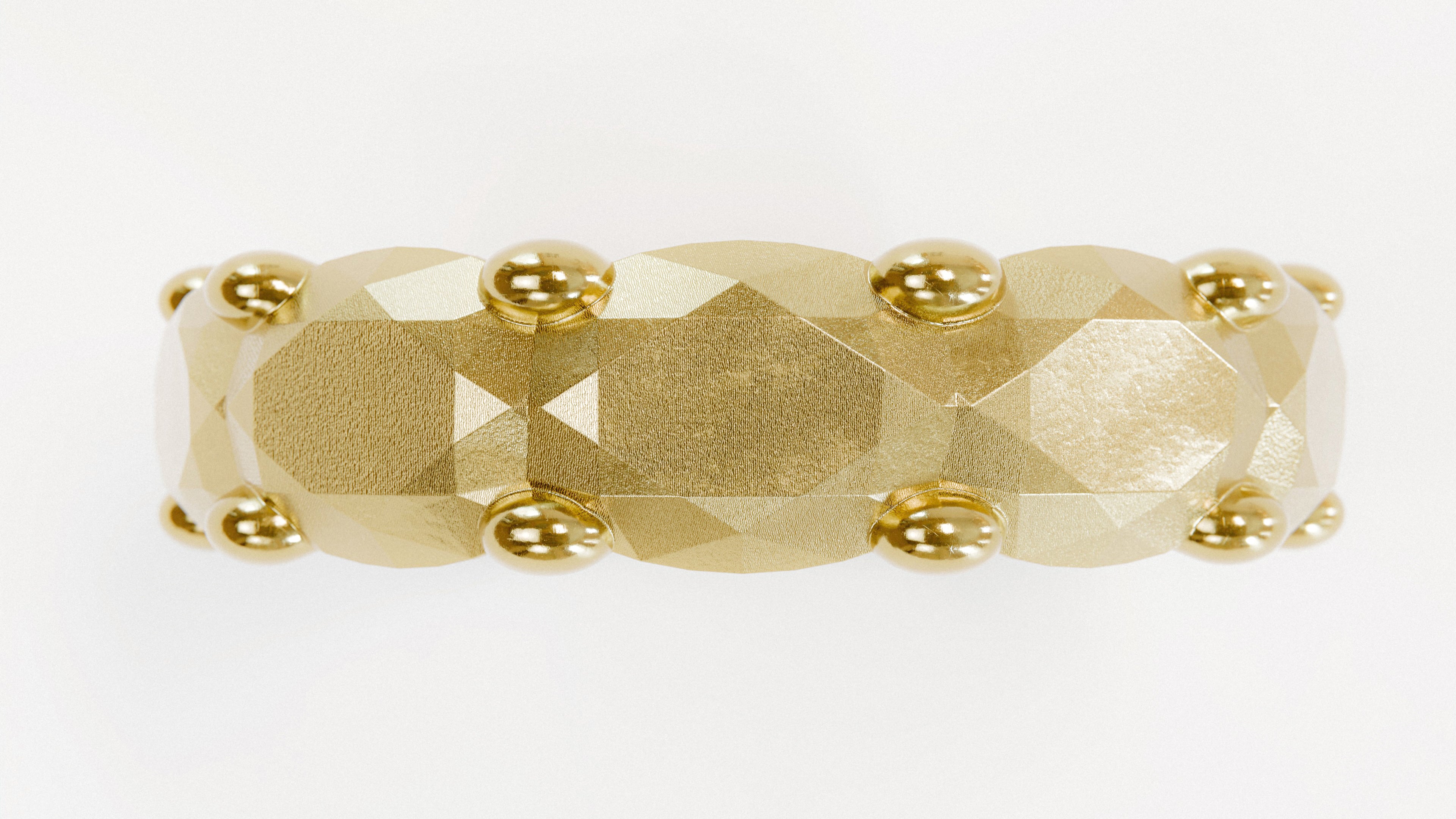 close-up of a large memoire gold ring, handcrafted by michael rüscher, detailed view showing fine craftsmanship and texture