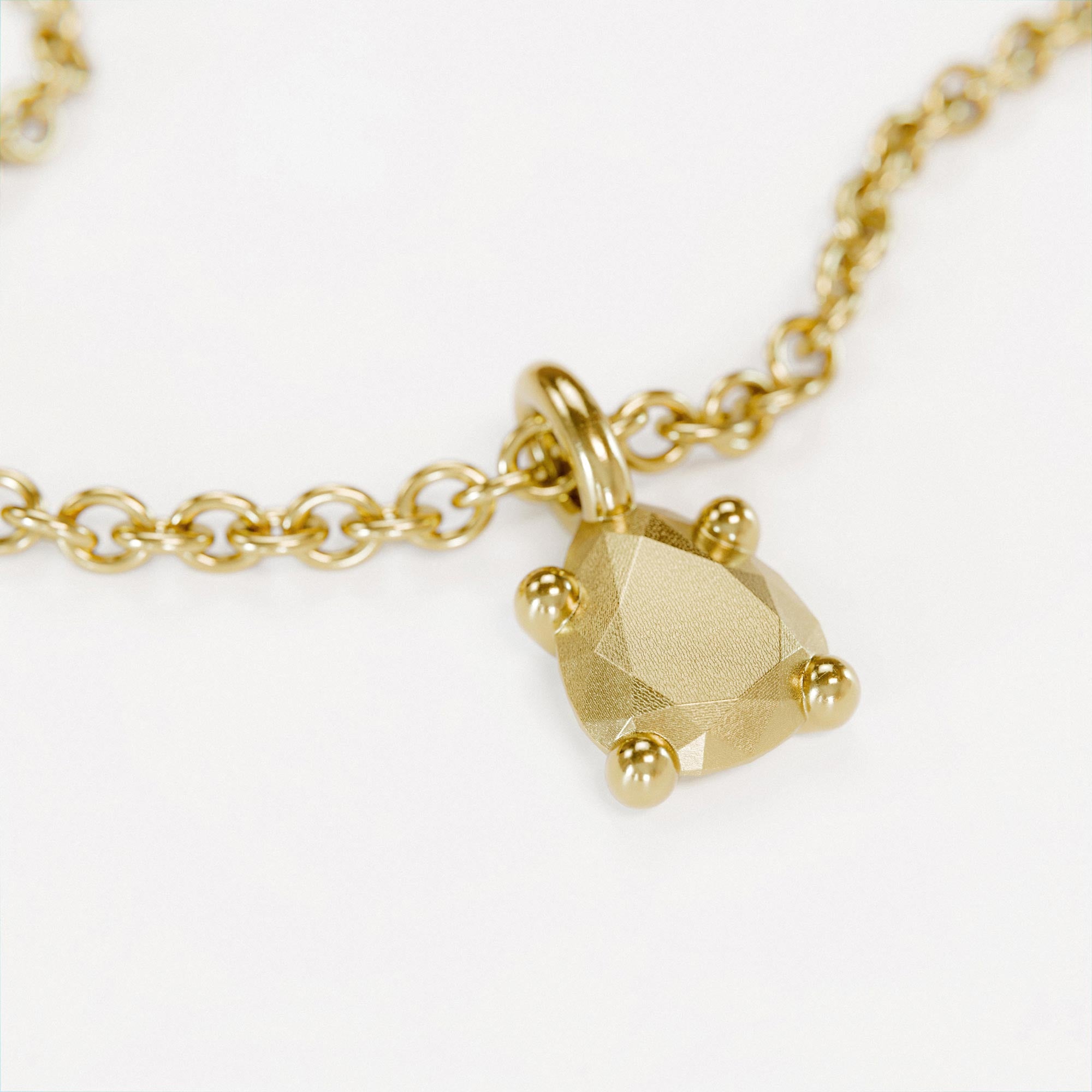 Charm Pear Small Gold
