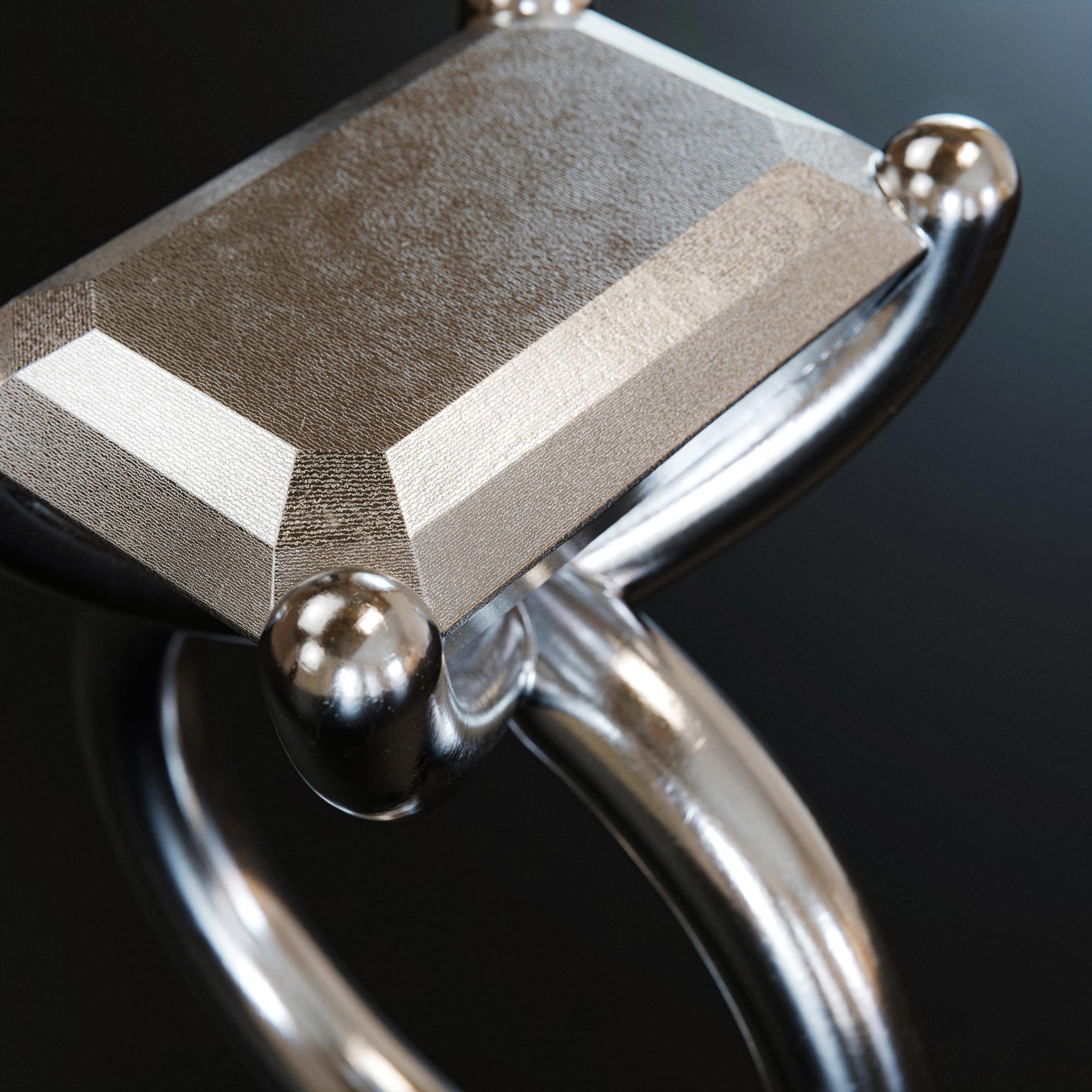 Detail view of the handmade small platinum emerald ring from the LOST collection by OFFFHAND. Designed by Michael Rüscher.